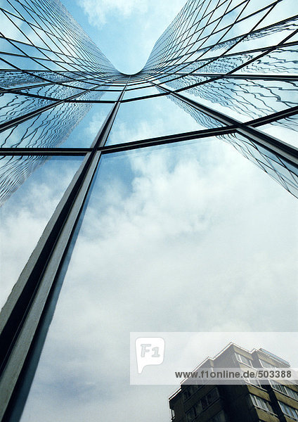 Gebäude spiegelt sich in der Fassade des Wolkenkratzers  Blickwinkel niedrig