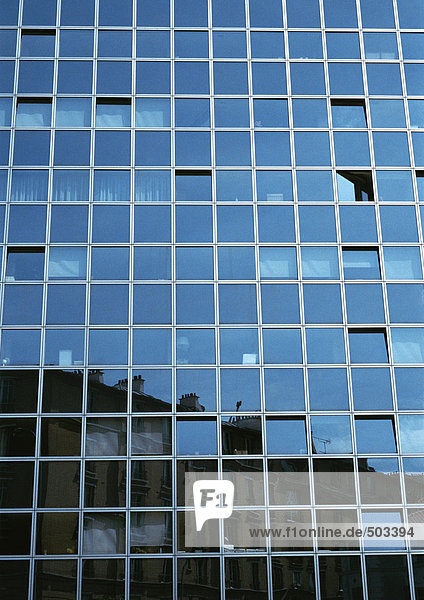Wolkenkratzerfassade,  Gebäude spiegeln sich in Fensterscheiben wider