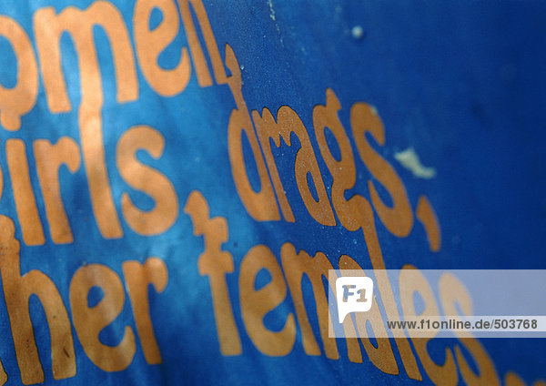Frauen  Mädchen  Schleppen  Frauen Text auf Plakat  Teilansicht  Nahaufnahme