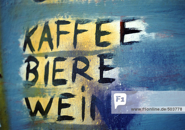 Kaffee  Bier  Weintext auf Deutsch gemalt  Nahaufnahme