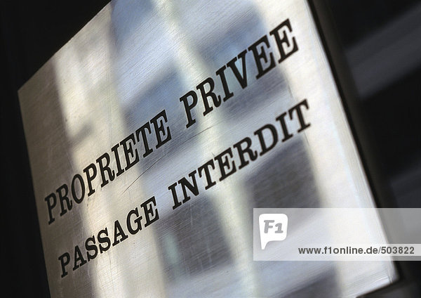 Privatbesitz  kein Eintragstext in Französisch am Türfenster  Nahaufnahme