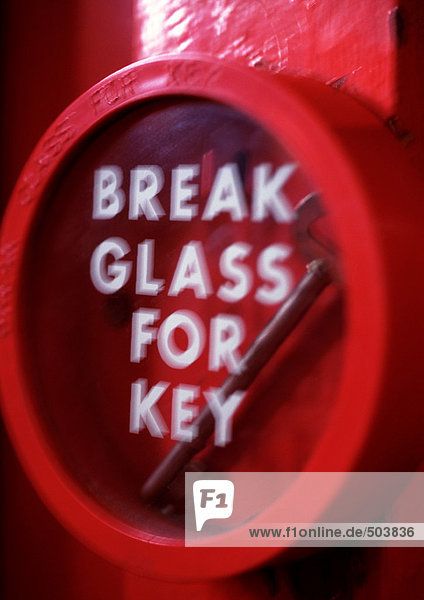 Schlüssel hinter Glas mit Glasbruch für Schlüssel Text