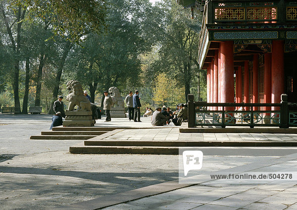 China  Provinz Xinjiang  Urumqi  Menschen  die vor dem Tempel sitzen
