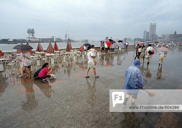 China  Shanghai  Der Bund  Menschen  die im Regen gehen