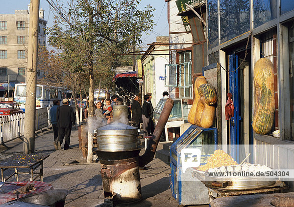 China  Xinjiang  Urumqi  Dampfgarer kochende Brötchen auf dem Bürgersteig vor dem Restaurant