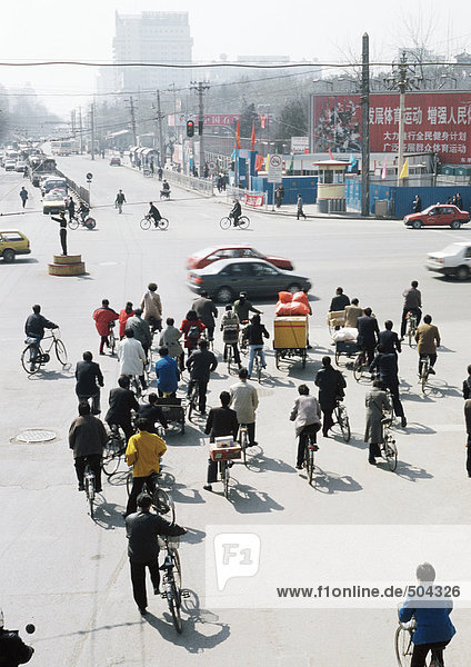 China  Peking  Fahrradverkehr an der Kreuzung gestoppt