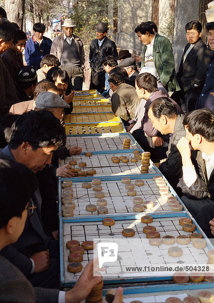 China  Xinjiang  Urumqi  Männer spielen Xiangqi  Weiqi  draußen