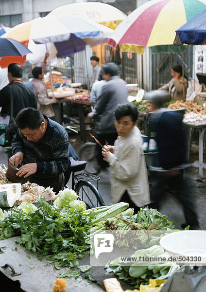 China  Peking  Freiluftmarkt  Produktstand  Shopper beim Stöbern