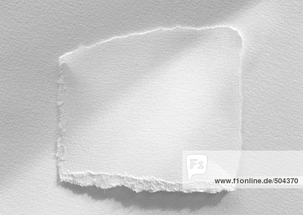 Weißes Papier mit gerissenen Kanten  Nahaufnahme  weißer Hintergrund