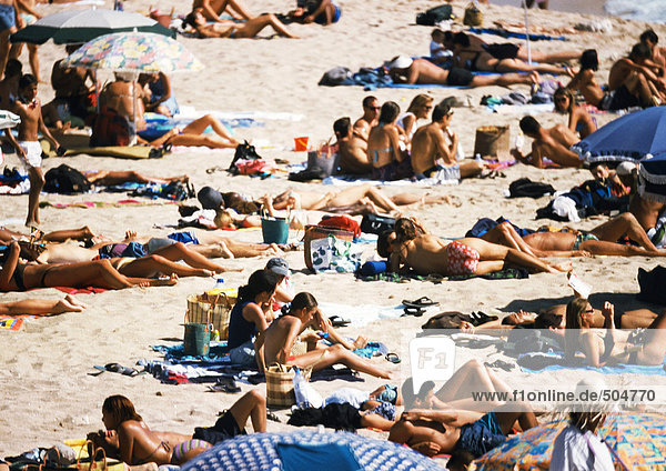 Menschen am überfüllten Strand  Blick in den hohen Winkel