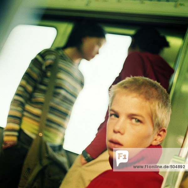 Jugendliche im Zug,  verschwommener Hintergrund
