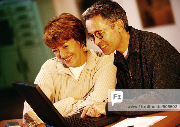 Mann und Frau schauen gemeinsam auf den Laptop  Nahaufnahme