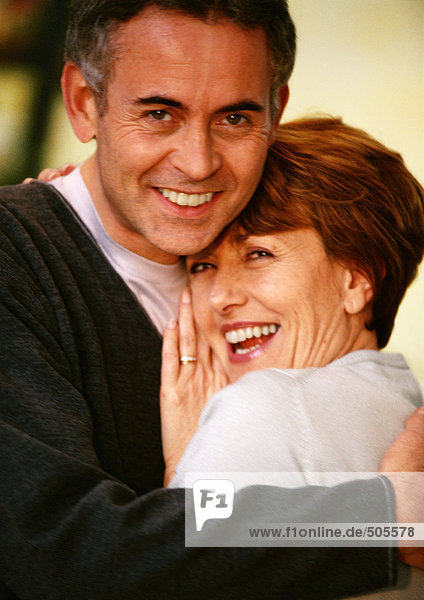 Mann und Frau umarmend  Nahaufnahme  Portrait