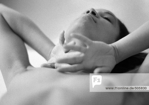Nackte Frau  berührender Hals mit Handrücken  Nahaufnahme  schwarz-weiß.