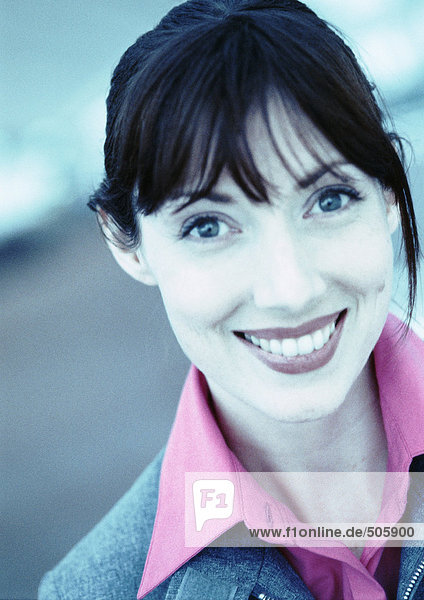 Geschäftsfrau lächelt vor der Kamera  Nahaufnahme  Portrait  cool-toned
