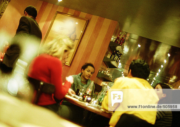 Gruppe von Jugendlichen im Restaurant sitzend