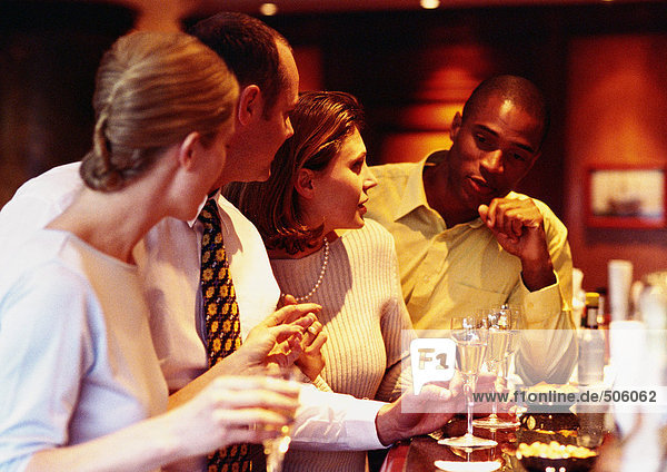 Gruppe von Geschäftsleuten  die sich in der Bar treffen.