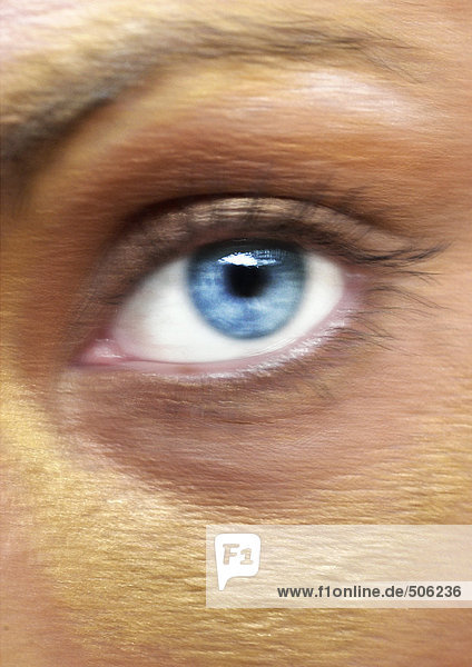 Das blaue Auge der Frau  verschwommene Nahaufnahme.