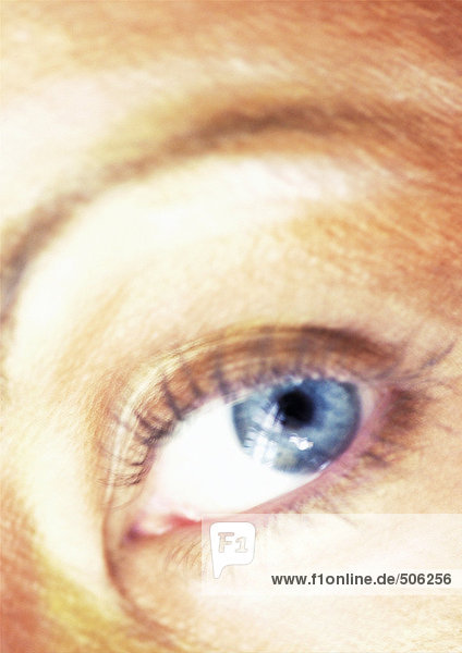 Blaues Auge der Frau,  Nahaufnahme,  verschwommen