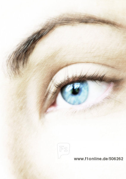 Das blaue Auge der Frau,  extreme Nahaufnahme,  verschwommen.