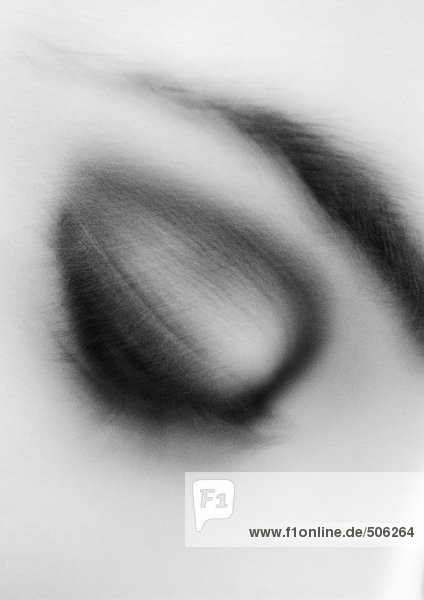 Geschlossenes Auge der Frau mit Make-up  Nahaufnahme  schwarz-weiß.