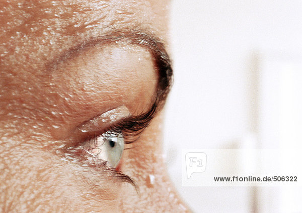 Frauenauge und nasse Haut  Nahaufnahme  Seitenansicht