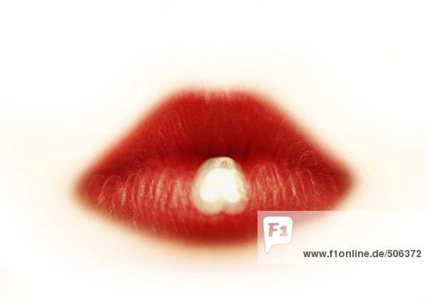 Frau mit rotem Lippenstift  Nahaufnahme des Mundes  verschwommener Mund.