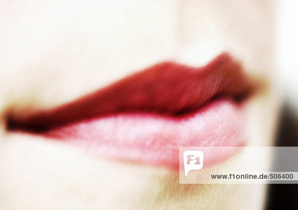 Frau mit rotem Lippenstift  Nahaufnahme des Mundes  verschwommener Mund.