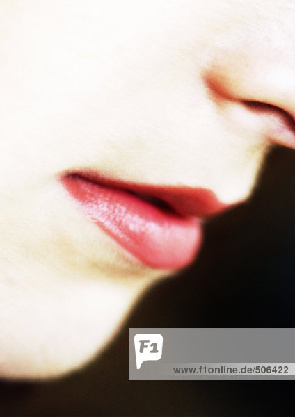Frau mit rotem Lippenstift  Nahaufnahme des Mundes  Mund