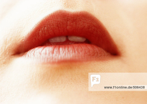 Nahaufnahme des weiblichen Mundes  Lippen gespalten  Mund