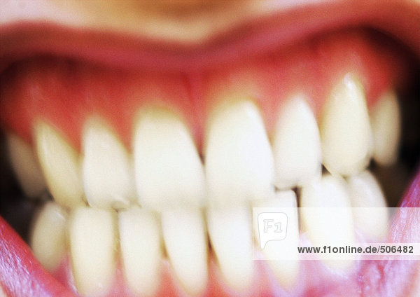Frauenzähne  extreme Nahaufnahme  Unschärfe  Mund