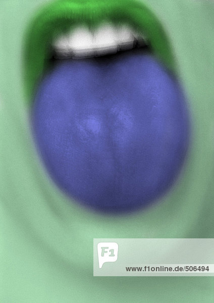 Nahaufnahme des grünen Mundes der Frau mit herausstehender blauer Zunge,  verschwommen.