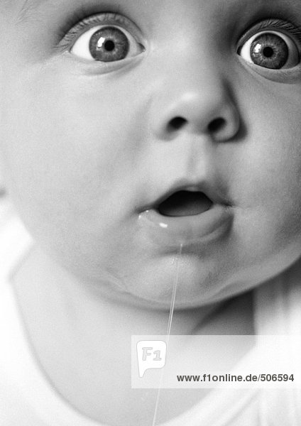 Baby mit offenem Mund  sabbernd  Augen weit geöffnet  Blick aus dem Rahmen  extreme Nahaufnahme  B&W.
