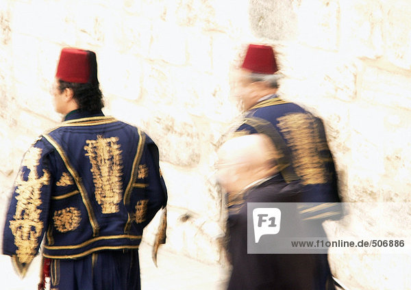 Israel  Jerusalem  zwei Männer in dekorativen Outfits  verschwommen.