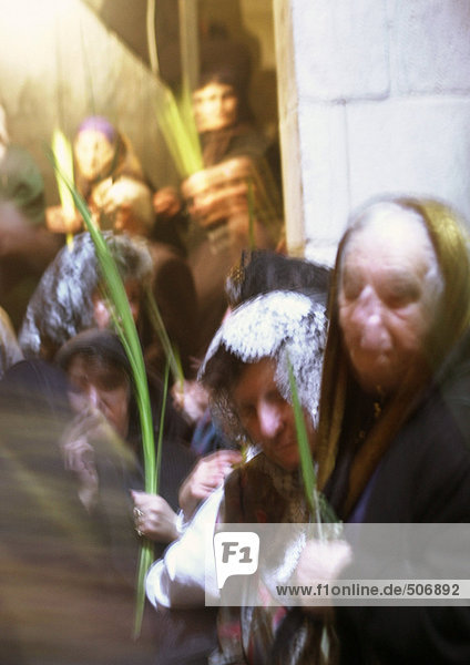Israel  Jerusalem  Frauen mit Palmblättern am Palmsonntag  verschwommen.
