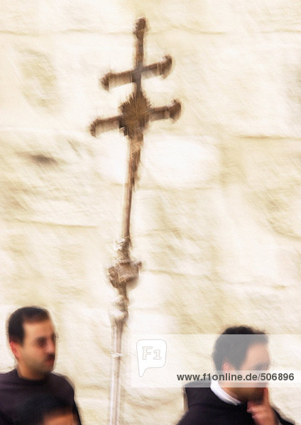 Israel  Jerusalem  Prozession mit Kreuz  verschwommen.