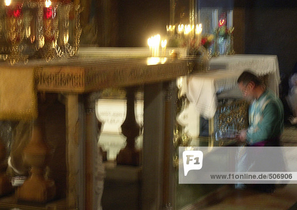 Israel  Jerusalem  Mann kniend vor dem Altar  verschwommen.