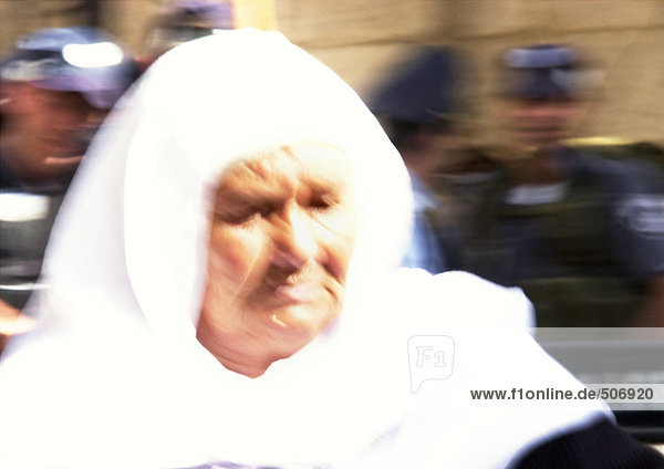 Israel  Jerusalem  Frau mit Kopftuch in der Menge  Nahaufnahme  verschwommen