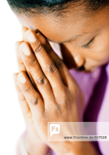 Frau mit geschlossenen Augen  betend  Nahaufnahme