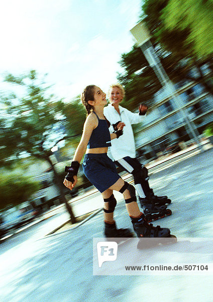 Reife Frau und junges Mädchen beim Inline-Skaten  verwischt