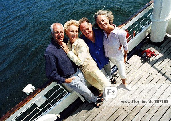 Reife Paare stehen neben dem Geländer des Bootes  Portrait  Hochwinkelansicht