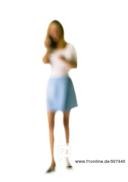 Silhouette der Frau,  die auf dem Handy spricht,  auf weißem Hintergrund,  defokussiert