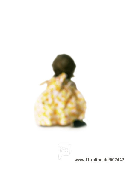 Silhouette des sitzenden Kindes  Rückansicht  auf weißem Hintergrund  defokussiert