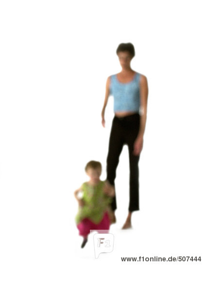 Silhouette von Frau und Kind  auf weißem Hintergrund  defokussiert