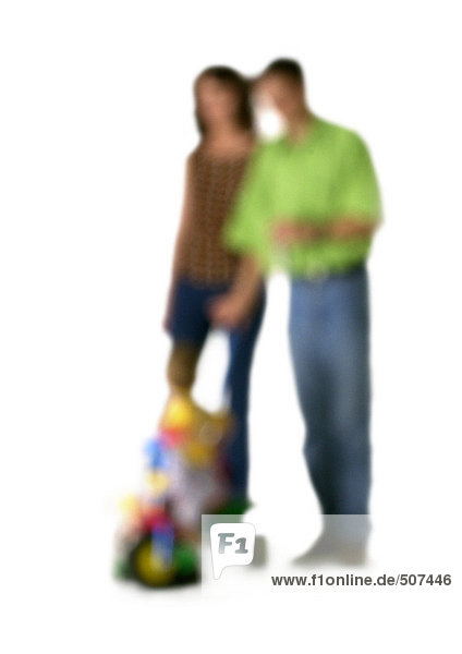 Silhouette von Eltern und Kind,  auf weißem Hintergrund,  defokussiert