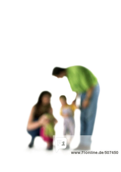 Silhouette der Eltern im Gespräch mit zwei Kindern  auf weißem Hintergrund  defokussiert
