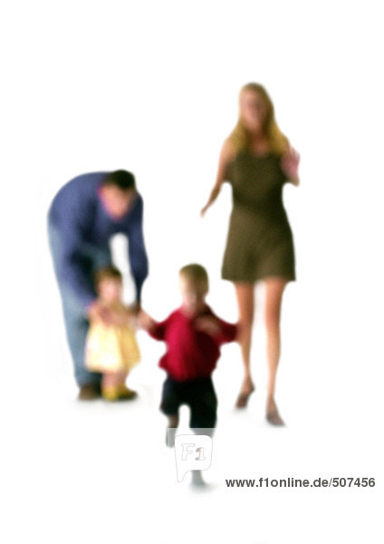 Silhouette von Eltern und zwei Kindern  auf weißem Hintergrund  defokussiert