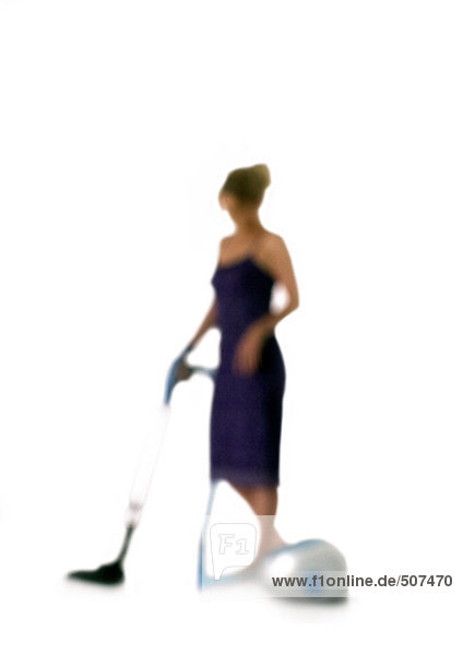 Silhouette der Frau beim Staubsaugen  auf weißem Hintergrund  defokussiert