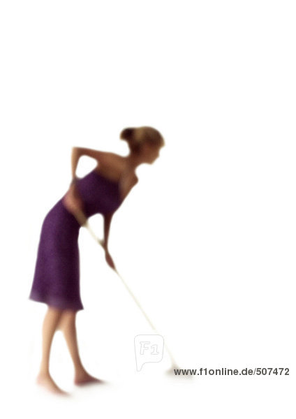 Silhouette der Frau,  die den Boden wischt,  auf weißem Hintergrund,  defokussiert