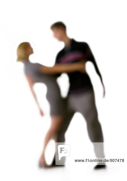 Silhouette eines tanzenden Paares,  auf weißem Hintergrund,  defokussiert